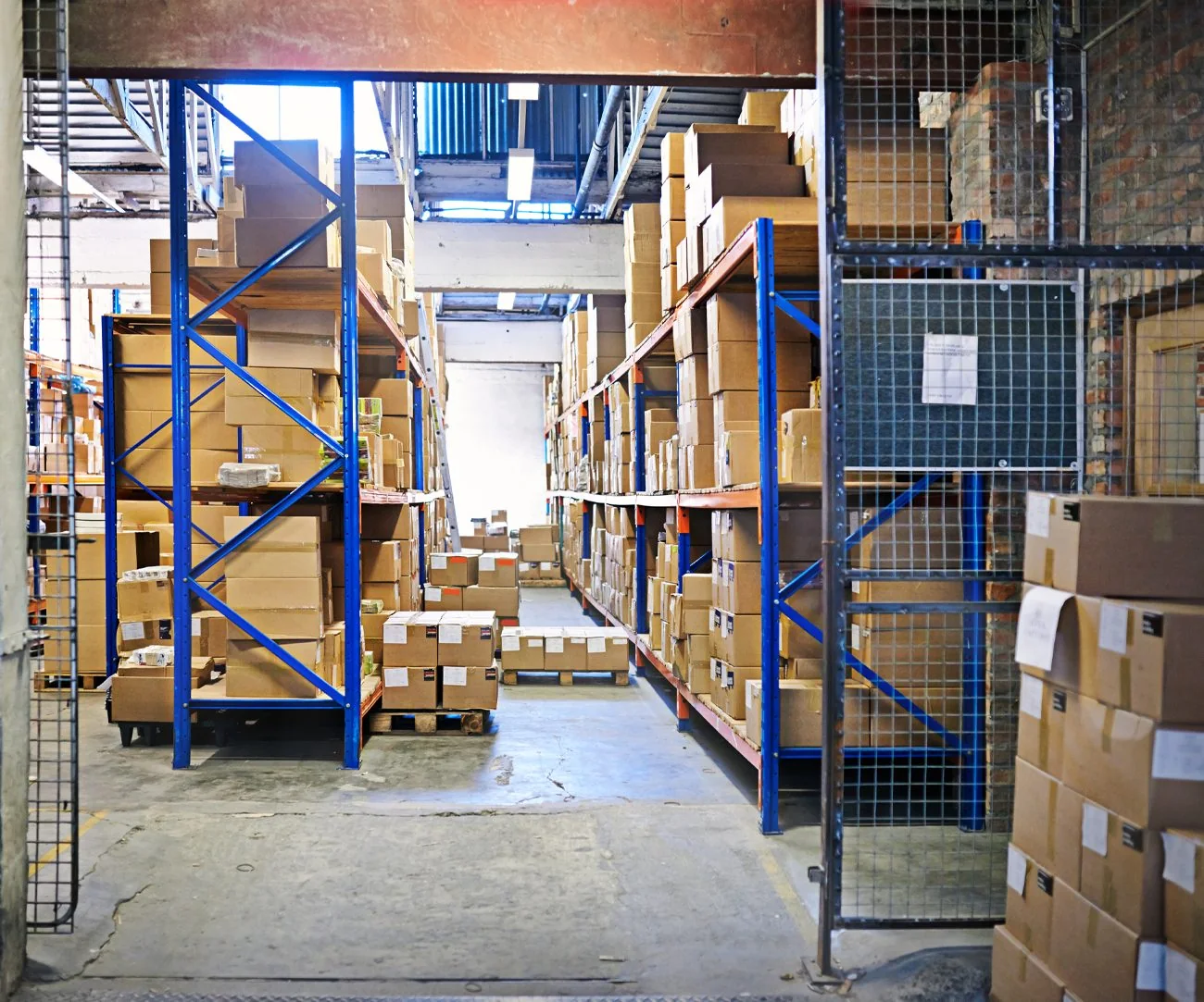 Armazenamento de mercadorias e caixas em centro logístico