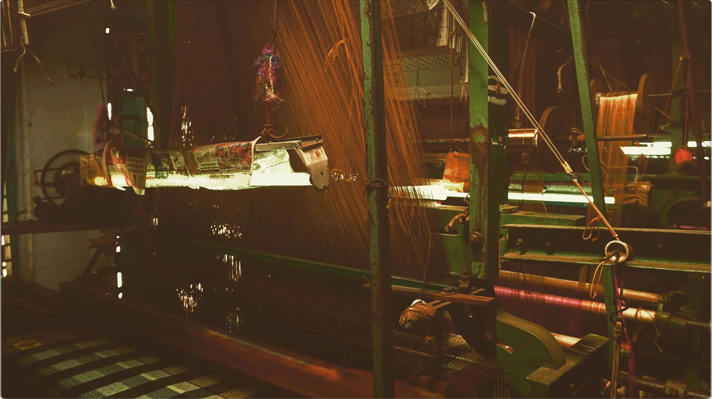 Máquina industrial em operação de corte