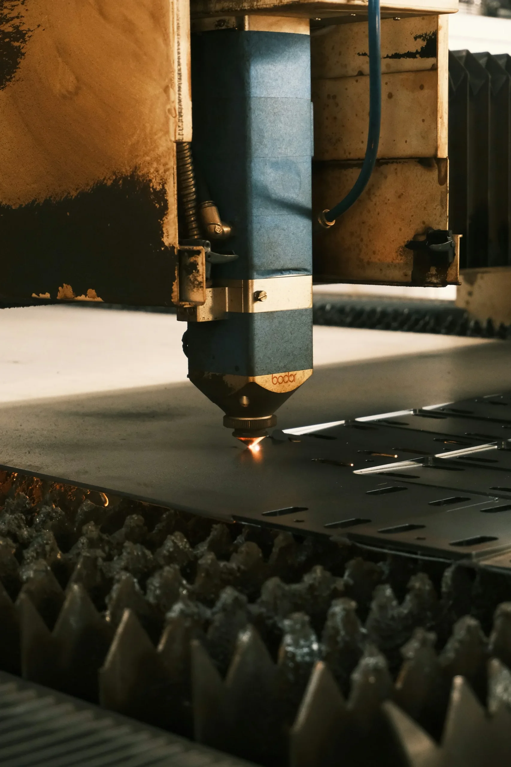 Máquina CNC em operação de corte