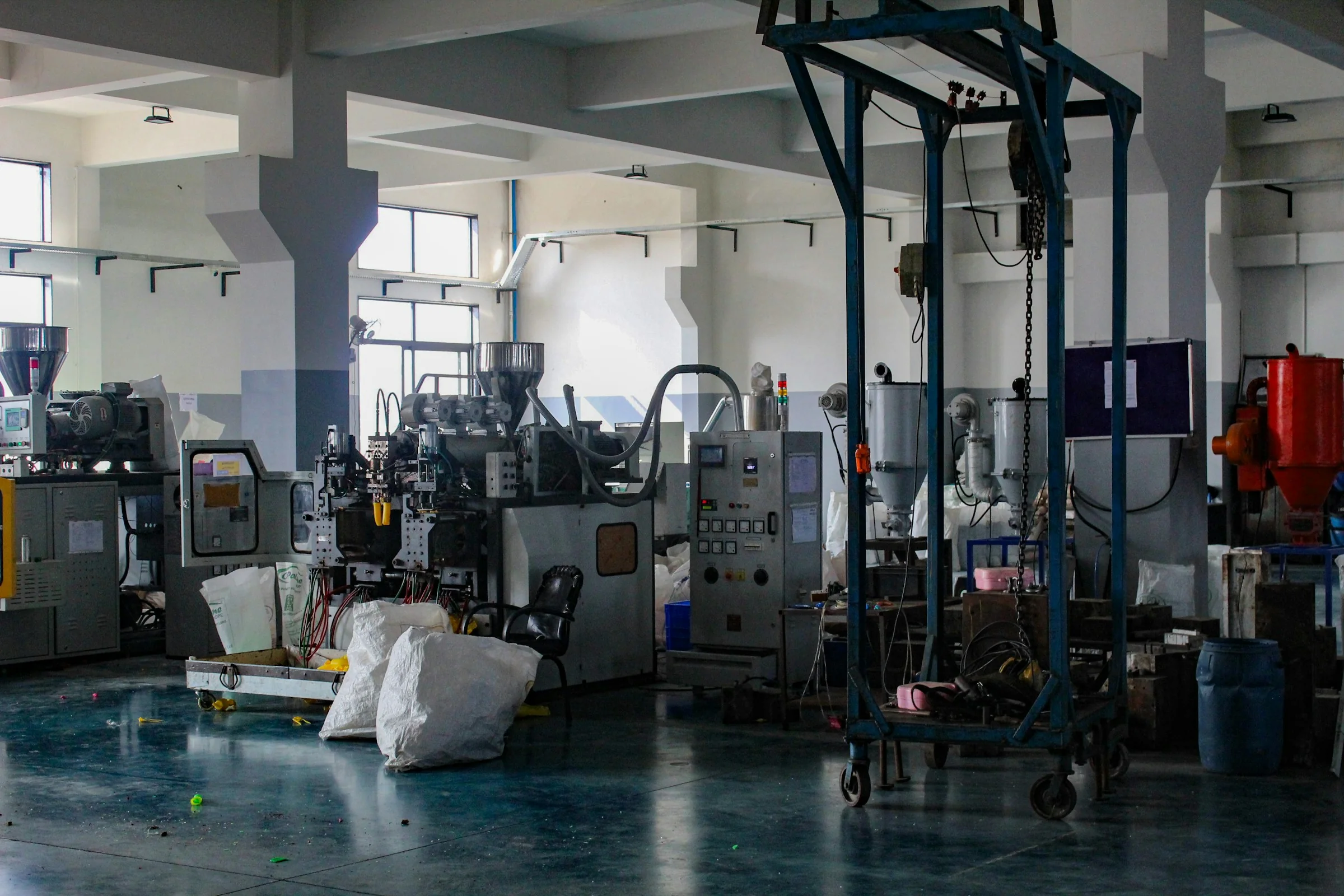 Máquinas e equipamentos em ambiente industrial