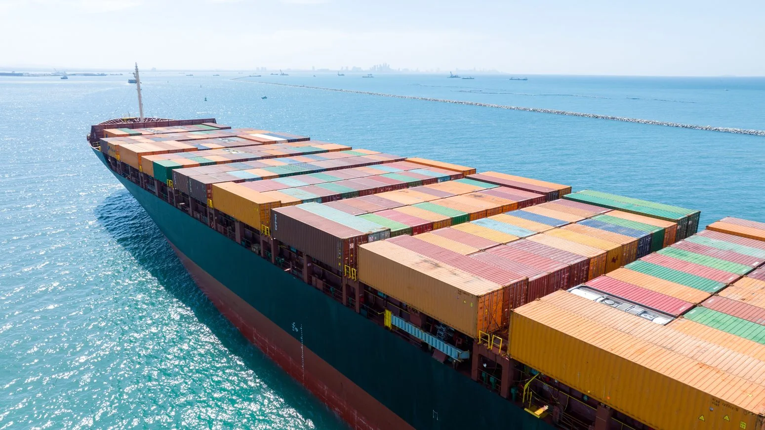 Contêineres transportados em navio de carga