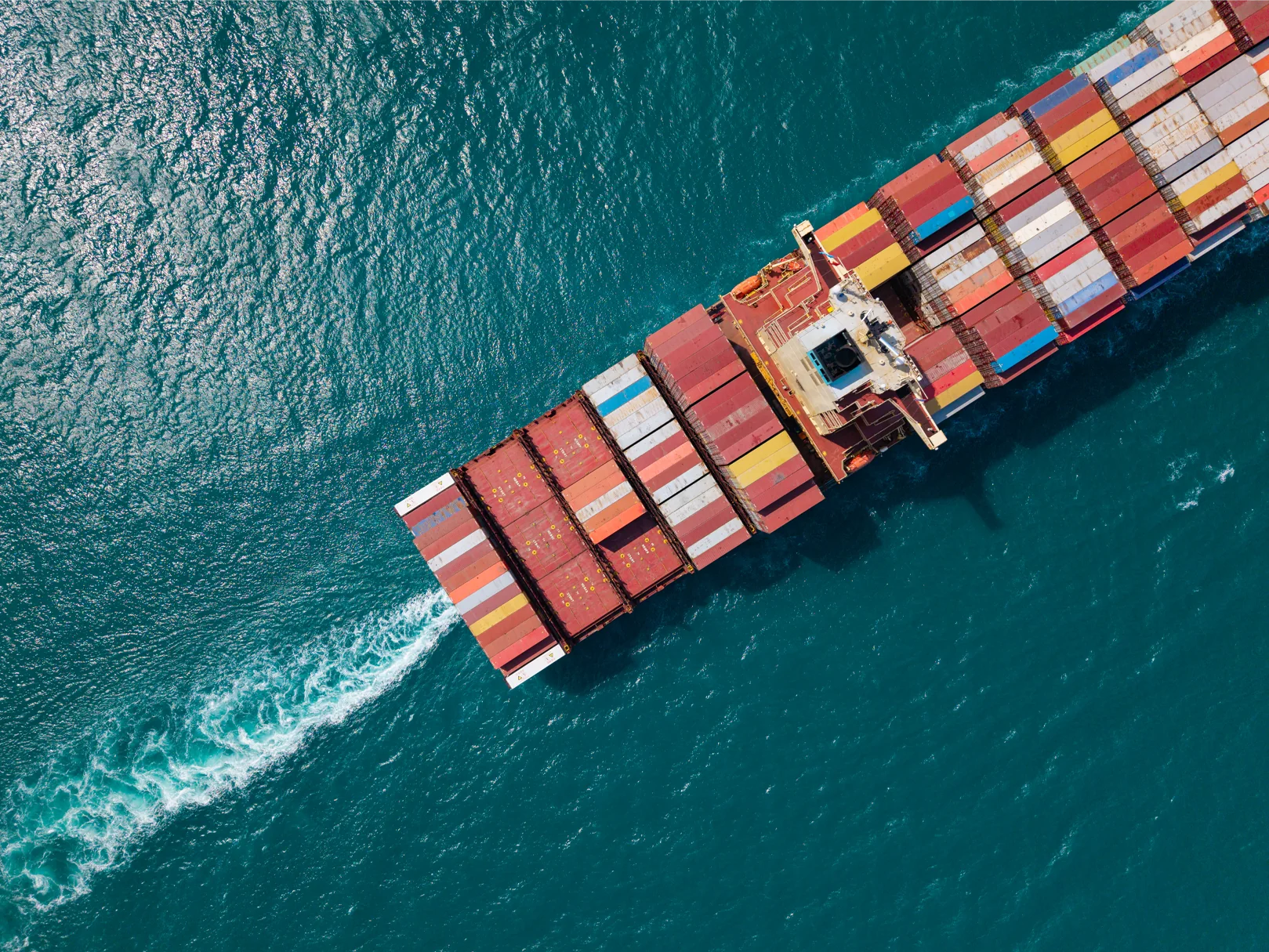 Navio transportando contêineres
