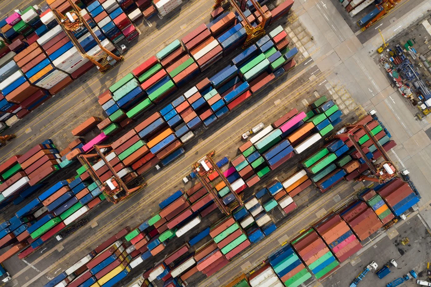 Vista aérea de contêineres em terminal logístico