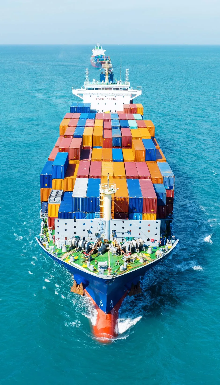 Navio de carga transportando contêineres