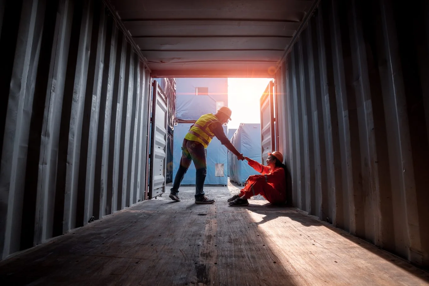 Profissional trabalhando no interior de um contêiner